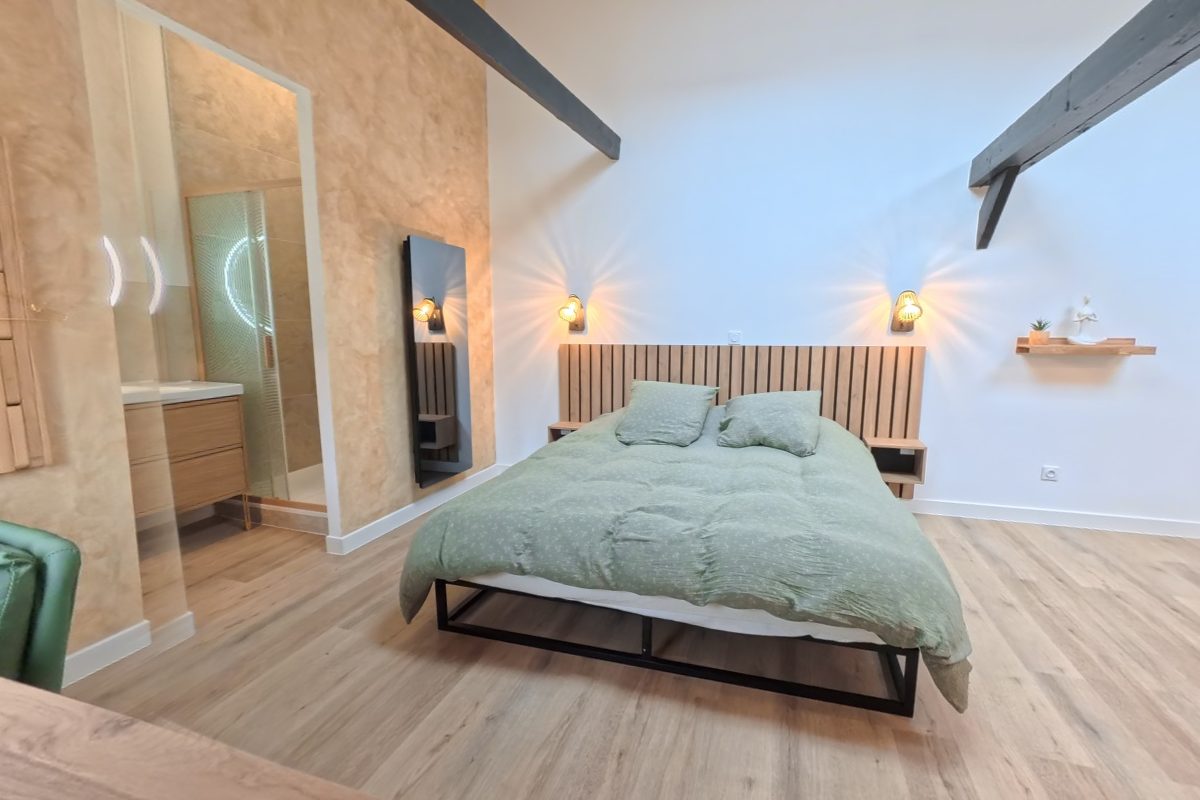 Vue depuis le plan de travail de la cuisine vers la chambre