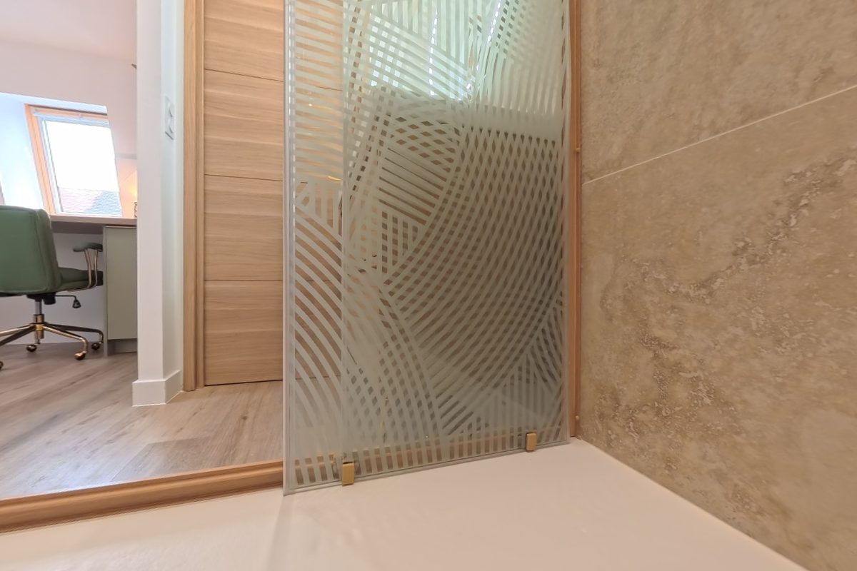 Douche à l'italienne XXL en pierre claire avec robinetterie dorée