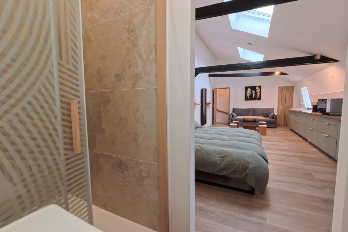 Salle de bain de l'étage avec miroir lumineux et douche vitrée